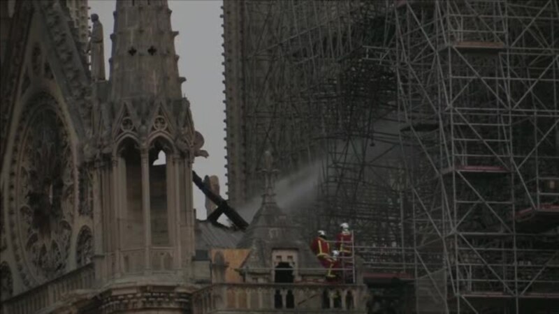 Ugašen požar na katedrali Notre Dame