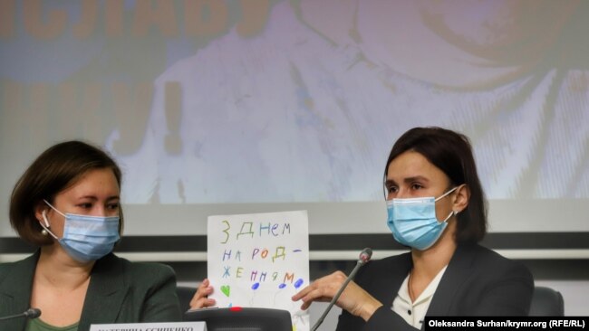 Екатерина Есипенко (справа) на пресс-конференции в связи задержанием Владислава