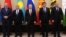 La stînga și la dreapta lui Vladimir Putin...