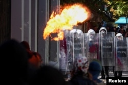 Përleshjet mes policisë dhe protestuesve në kryqendrën shqiptare më 17 tetor.