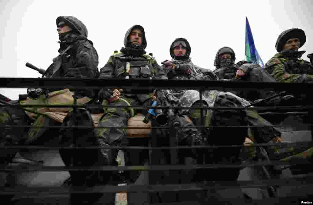 Українські солдати сидять на бронетранспортері біля селища Луганське, 24 вересня 2014 року