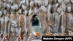 Sowet döwrüniň syýasy repressiýalarynyň pidalarynyň hayrasyna dikilen “Gynanç diwary” atly ýadygärlik, rus skultpory Georgy Frangulýanyň eseri, Moskwa. 