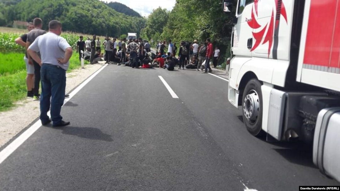 Migranti blokirali put Bosanska Krupa - Novi Grad