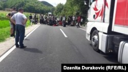 Migranti blokirali put Bosanska Krupa - Novi Grad