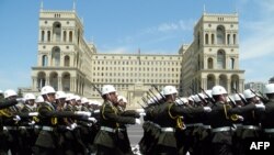 Bakıda Milli Ordunun paradı. 2004-cü il.