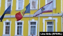  Curtea Constituțională, drapelul UE, drapelul Republicii Moldova, drapelul Curții Constituționale, Chișinău 2020.