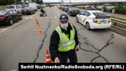 1 червня поліція отримала повідомлення про замінований міст Метро в Києві. Чоловіка з муляжем вибухового пристрою невдовзі затримали