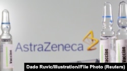  Ampule vakcine ispred znaka kompanije AstraZeneca, ilustrativna fotografija