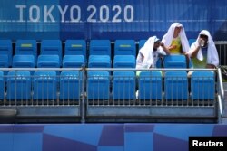 Токиодағы теннис кортында отырғандар. 24 шілде 2021 жыл.