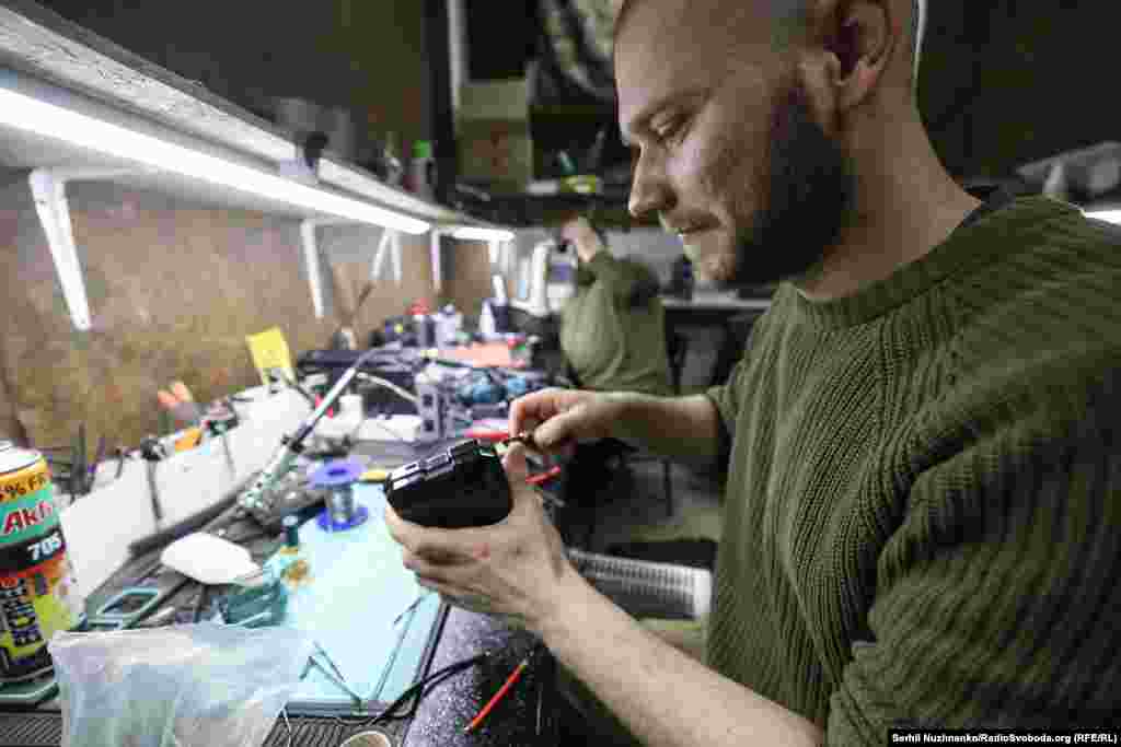 Один із військових лагодить «Мавік» – основний розвідувальний дрон переднього краю, який забезпечує «очі» для розвідки, коригування артилерії та скидання боєприпасів.Олег у цивільному житті працював оператором ЧПУ, у Силах оборони – з 2024 року.«Тут ми ремонтуємо дрони – «мавіки», «матраси» та інші, які потрапляють до нас. Щось вигадуємо самі, щось – уже готові рішення, якими діляться хлопці з інших бригад», – каже Олег Радіо Свобода