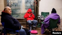 Ljudi se skrivaju u metro stanici u Kijevu tokom ruskog raketnog napada i napada dronom 22. oktobra 2025. godine.