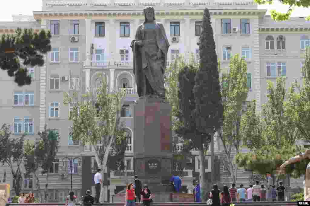 Bakı heykəllərinin ürəyindən nə keçir? #13