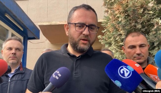 Ministri Toshkovski duke folur të dielën para mediave.