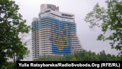 16-павярховы герб Украіны ў Днепрапятроўску