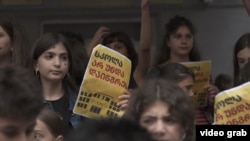 საპროტესტო აქცია თბილისის 21-ე საჯარო სკოლასთან, ფოტო გადაღებულია 2026 წლის 18 სექტემბერს. 