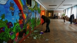 Пошкоджена російським обстрілом школа у Дніпровському районі Києва. Вчителі прибирають уламки скла після атаки. 3 лютого 2026 року