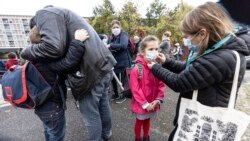 Во время локдауна школы во Франции остаются открытыми.