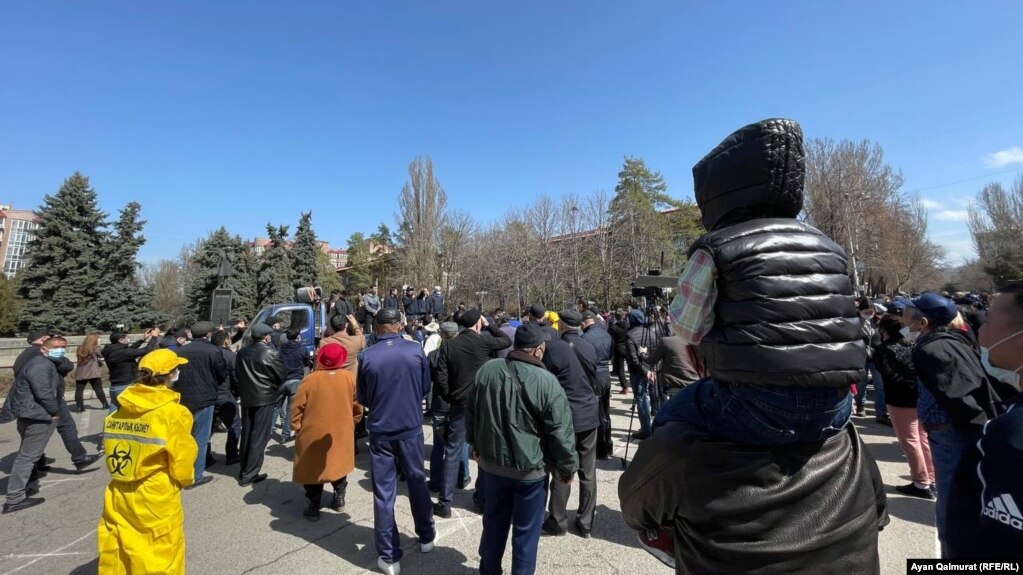 Митингіге журналист Гүлжан Ерғалиева, қоғам белсендісі Рысбек Сәрсенбайұлы, оппозициялық саясаткер Балташ Тұрсынбай, журналист Ермұрат Бапи де қатысқан. Олар Қытай қатерінің жәй сөз емес екенін, Қазақстандағы жемқорлық елдің ұлттық қауіпсіздігіне қауіп төндіріп отырғанын айтты. 