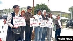 ოჯახი აცხადებს, რომ ბადრაგები, - ვისაც მათი შვილი სექსუალურ ძალადობაში ადანაშაულებს, - კვლავ ამავე ციხეში მუშაობენ: „მივლენ მის საკანთან, რაღაცას მიაძახებენ, რაღაცას გადასძახებენ“.