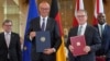 Prim-ministrul britanic Keir Starmer și cancelarul german Friedrich Merz la ceremonia de semnare a unui tratat de cooperare bilaterală - Londra, 17 iulie 2025 