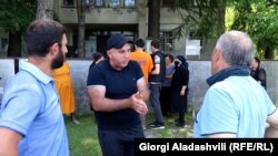 სეტყვით დაზარალებული მოქალაქეები სოფელ ბაისუბანში