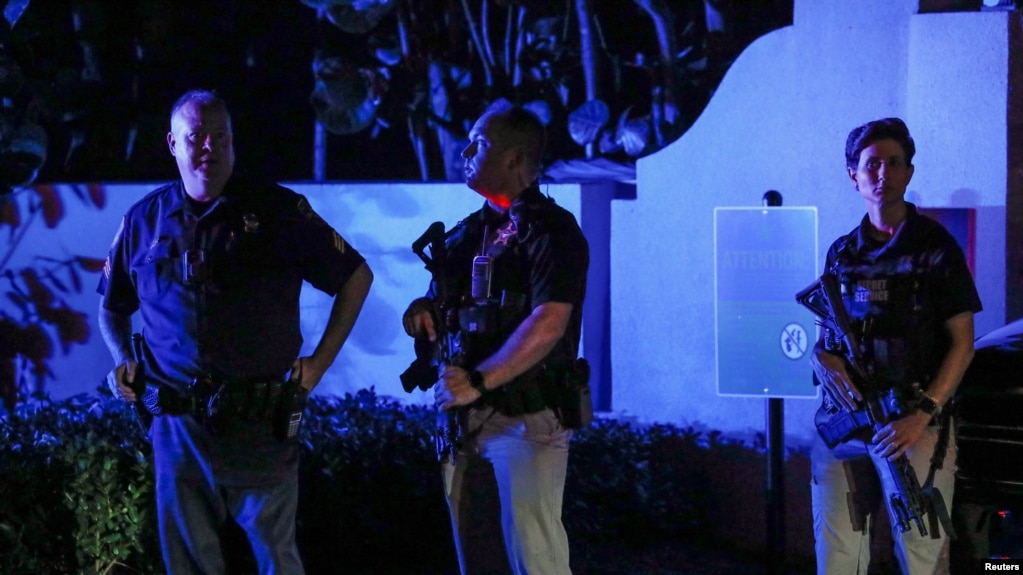 Pripadnici tajne službe čuvaju stražu ispred kuće bivšeg američkog predsjednika Donalda Trumpa u Mar-a-Lagu nakon što je Trump rekao da su je agenti FBI-a izvršili prepad, u Palm Beachu, Florida, SAD, 8. augusta 2022.