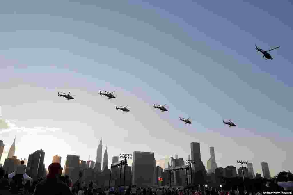 Helikopterek vonulnak az égbolton New York városában nem sokkal az ünnepi tűzijáték kezdete előtt.