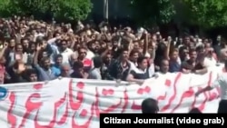 Based on reports and footage received by Radio Farda, the people in Kazaroon chanted slogans against MP Hossein Rezazadeh. “We take refuge in God from the treacherous MP.”