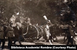 Sicriul Regelui Ferdinand I pe afet de tun.