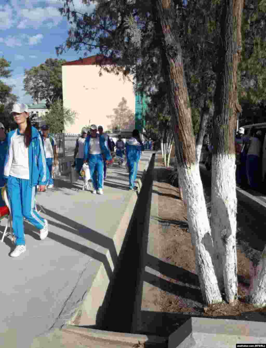 Talyplara çärelerde geýjek lybaslaryny hem mejbury satyn aldyrdýarlar.