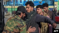  آرشیف: برخی از شهروندان کشور در حال ورود به یکی از نهاد های دولتی در افغانستان