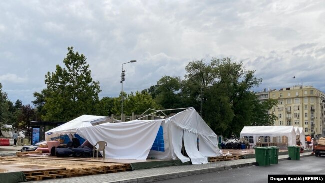 U nevremenu je oštećen deo šatora u "Ćacilendu" ispred Skupštine Srbije, 8. jul 2025.