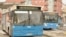 Gradski autobusi u Novom Sadu sa ćiriličnim natpisima.