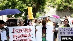 Группа граждан проводит акцию протеста, требуя максимального срока наказания для бывшего учителя спецшколы, Ереван, 19 мая 2010 г. 