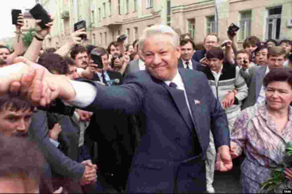 Yeltsin heading to vote in Russia's first presidential election as an independent country on June 12, 1991 (epa) - Soviet Union – Russia / politics – Presidential candidate Boris Yeltsin (C) and his wife Naina go the polling station in presidential elections, Moscow, 12Jun1991. Source: epa.