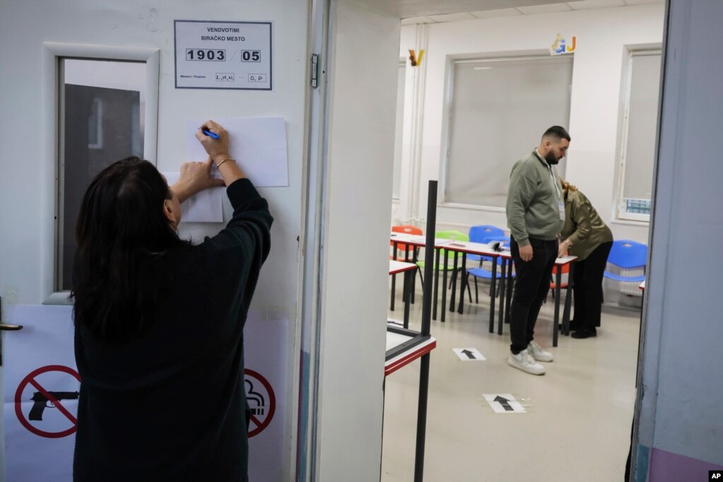 Një anëtar i Komisionit Qendror të Zgjedhjeve përgatit një qendër votimi për zgjedhjet parlamentare në Prishtinë, Kosovë, të dielën, 9 shkurt 2025.