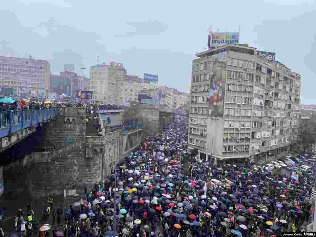 Studenti protestuju u Beogradu na dan &quot;Generalnog štrajka&quot;, gde su mnoga preduzeća zatvorila svoja vrata.