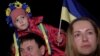 Locuitori din Herson sărbătorind în stradă plecarea trupelor rusești