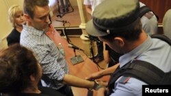 Алексею Навальному одевают наручники и уводят в тюрьму. Киров, 18 июля 2013 года.