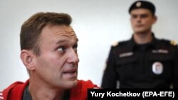 Russian opposition leader Aleksei Navalny (left) at a 2019 court hearing in Moscow in August 2019. 