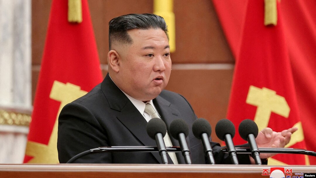 Sjevernokorejski lider Kim Jong Un prisustvuje 7. proširenom plenarnom sastanku 8. Centralnog komiteta Radničke partije Koreje (WPK) u Pjongjangu, Sjeverna Koreja, 1. marta 2023. 
