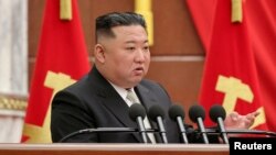 Sjevernokorejski lider Kim Jong Un prisustvuje 7. proširenom plenarnom sastanku 8. Centralnog komiteta Radničke partije Koreje (WPK) u Pjongjangu, Sjeverna Koreja, 1. marta 2023. 