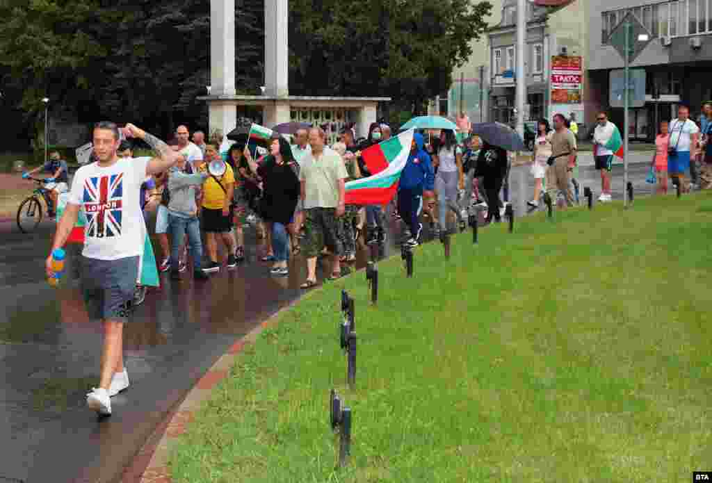 Протест се проведе и в Шумен. Той беше четвърти поред. Недоволните се събраха пред Областна администрация и тръгнаха на шествие.