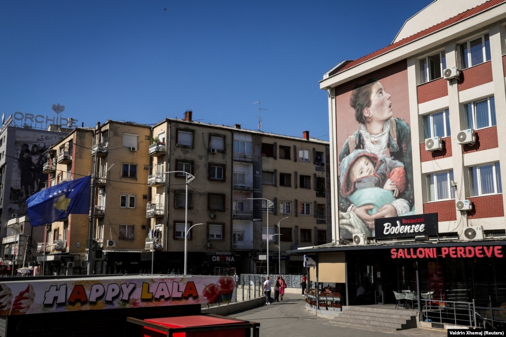 Një ndër muralet e pikturuara në ndërtesat e qytetit, në Ferizaj.