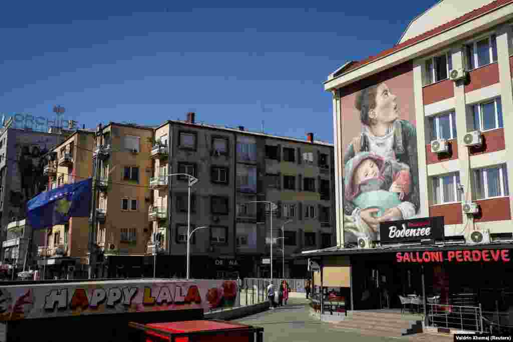 Një ndër muralet e pikturuara në ndërtesat e qytetit, në Ferizaj.