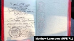 Konstantin Vajatkin pokazuje svoj "sovjetski" pasoš.