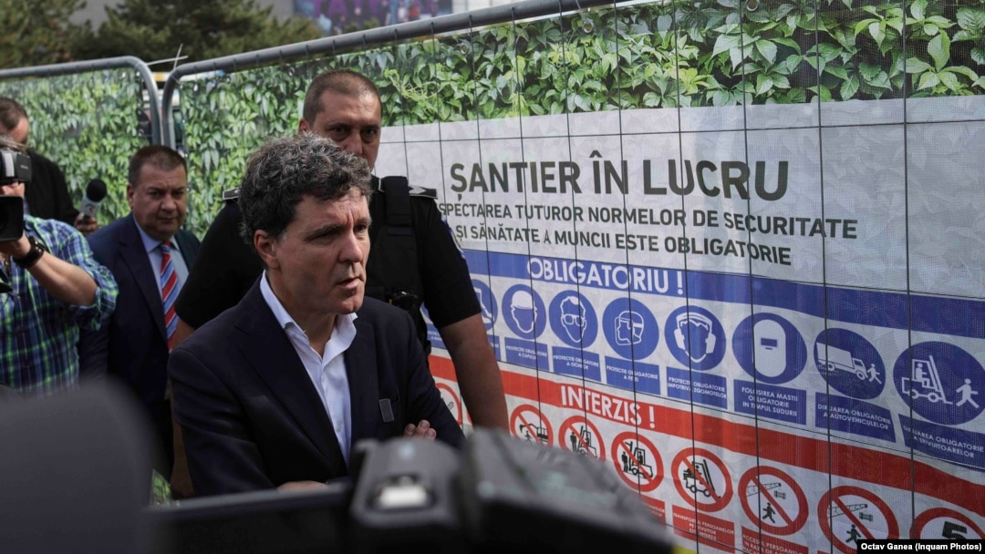 Primarul general Nicușor Dan a mers la Piața Unirii să ridice gardurile ridicate de Primăria Sectorului 4 pentru începerea lucrărilor pentru consolidarea planșeului de la Piața Unirii. El nu a fost lăsat să facă acest lucru de Poliția Locală Sector 4.