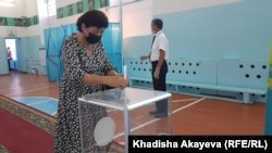 Женщина голосует на выборах в Казахстане. Иллюстративное фото