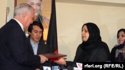 د افغانستان د کار او ټولنیزو چارو وزیره امنه افضل د افغانستان لپاره د خوړو د نړیوال سازمان مرستیال برډلي ګرنډ.