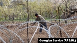 Пропуски в основном носят сезонный характер – на время сельхоз работ. Редко когда в приграничную зону попадают сады или виноградники, требующие круглогодичного ухода, в основном это пашня